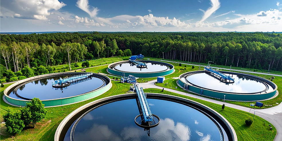 ARISE Kläranlage mit Wald im Hintergrund