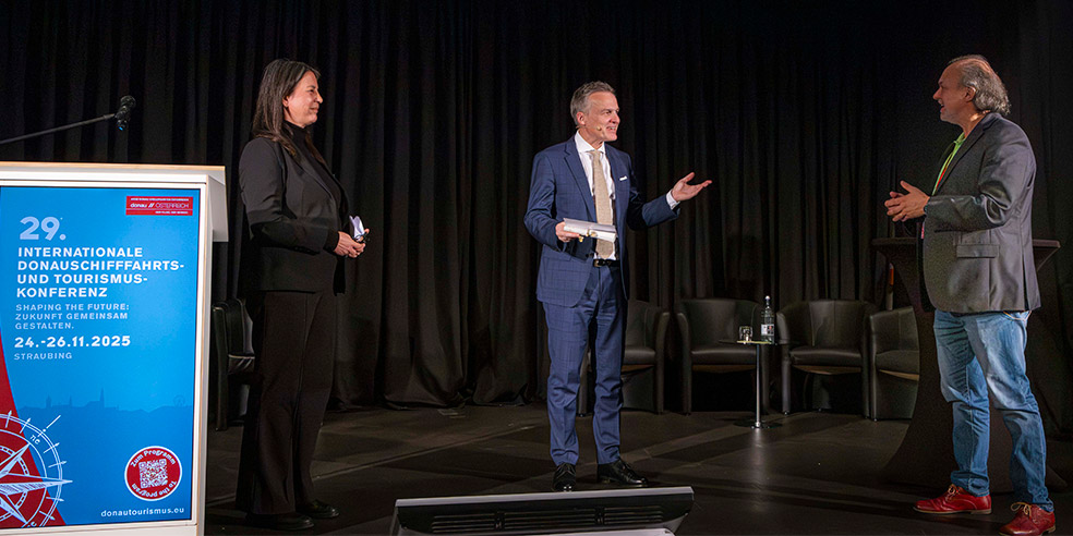 Andreas Farnleitner hält Vortrag auf der 29. Internationalen Donauschifffahrts- & Tourismuskonferenz