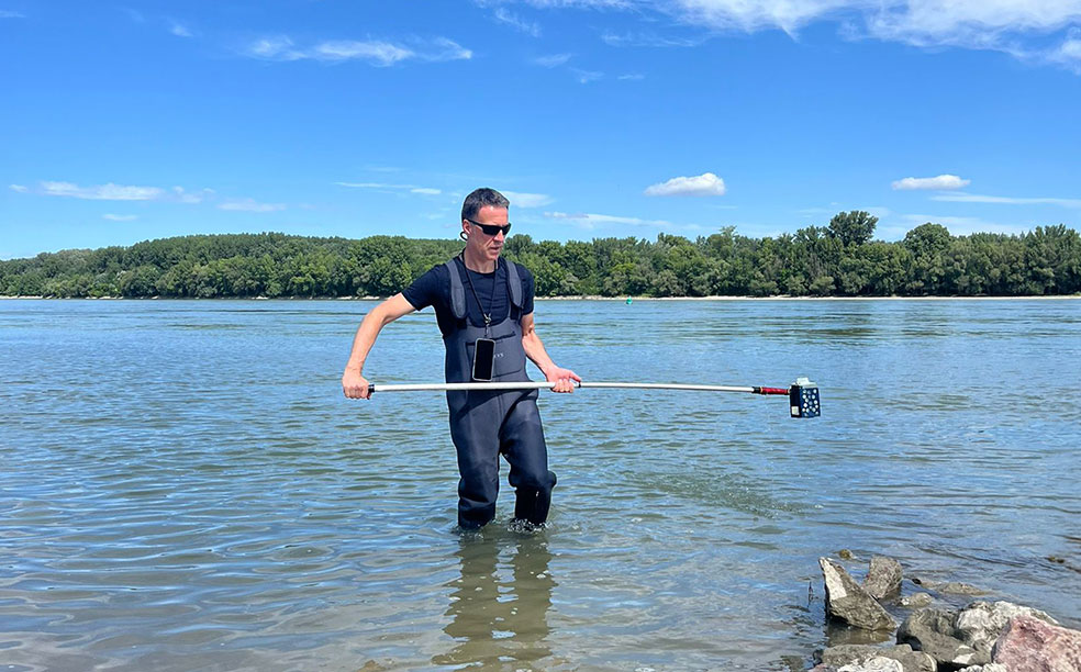 Alexander Kirschner entnimmt Wasserprobe an der Donau in Ungarn