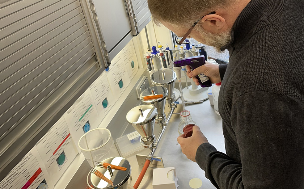 Filtration von Wasserproben für die Aufkonzentrierung von bakterieller DNA