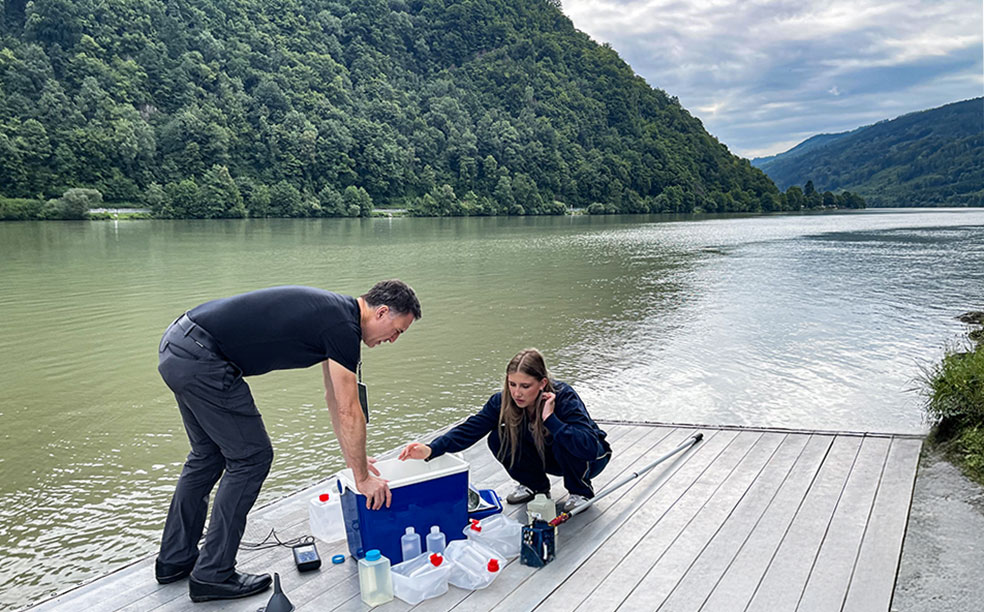 Probennahme unterhalb des Kraftwerks Jochenstein an der Donau während des Joint Danube Survey 2025