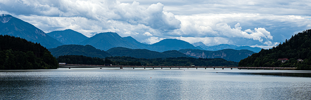Stausee Völkermarkt Stausee von Bergen umgeben mit Wolken